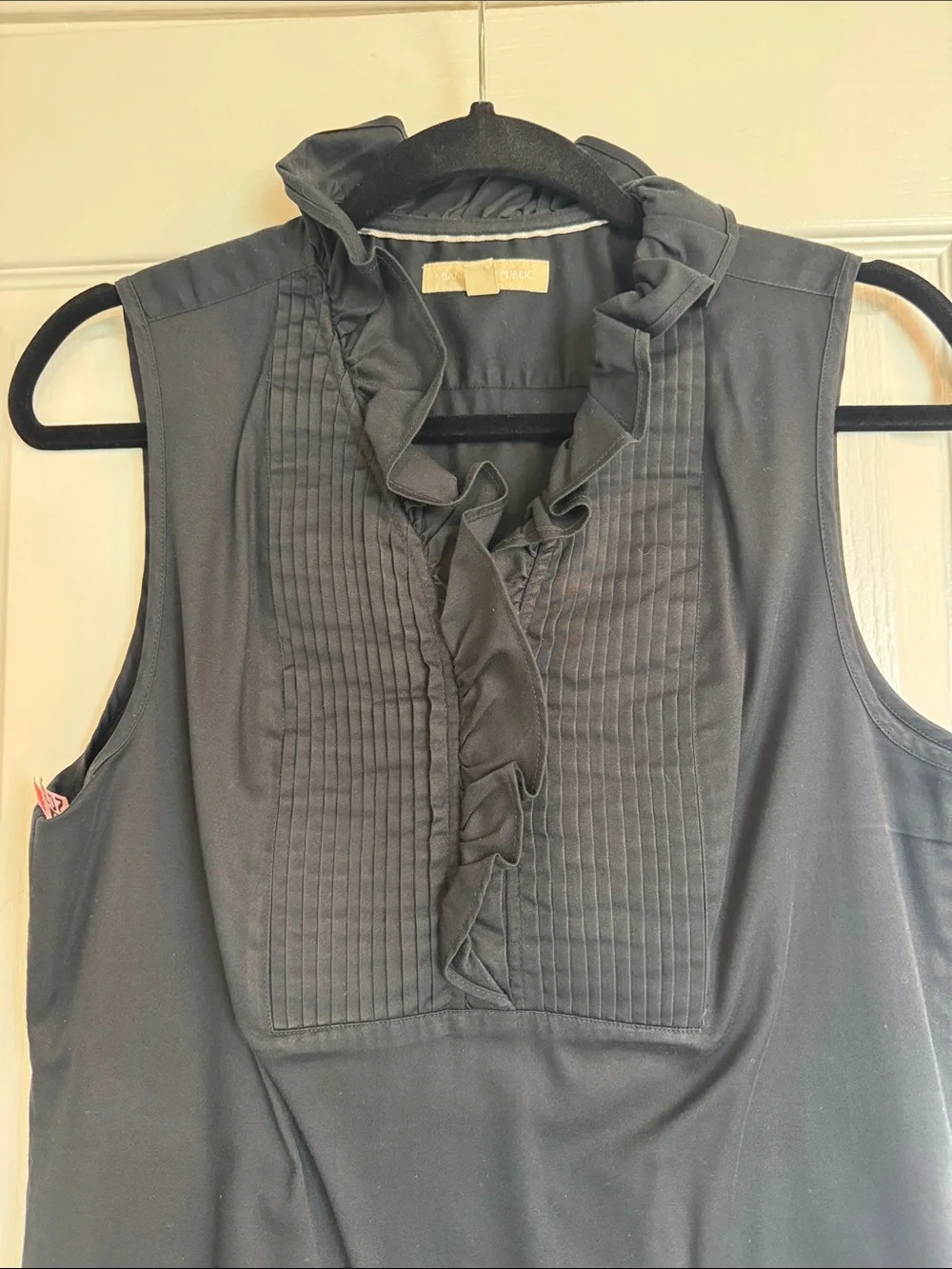 Banana Republic black sleeveless shell - Picture 2 of 6